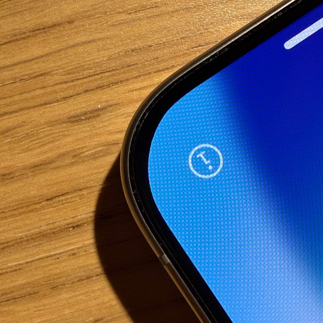 hoda AR 玻璃保護貼遮擋到 iPhone 15 Pro 的螢幕四角